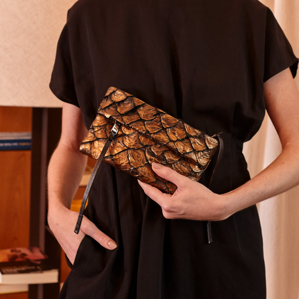 Aquira Mini - Mini Clutch em couro de pirarucu - Bronze