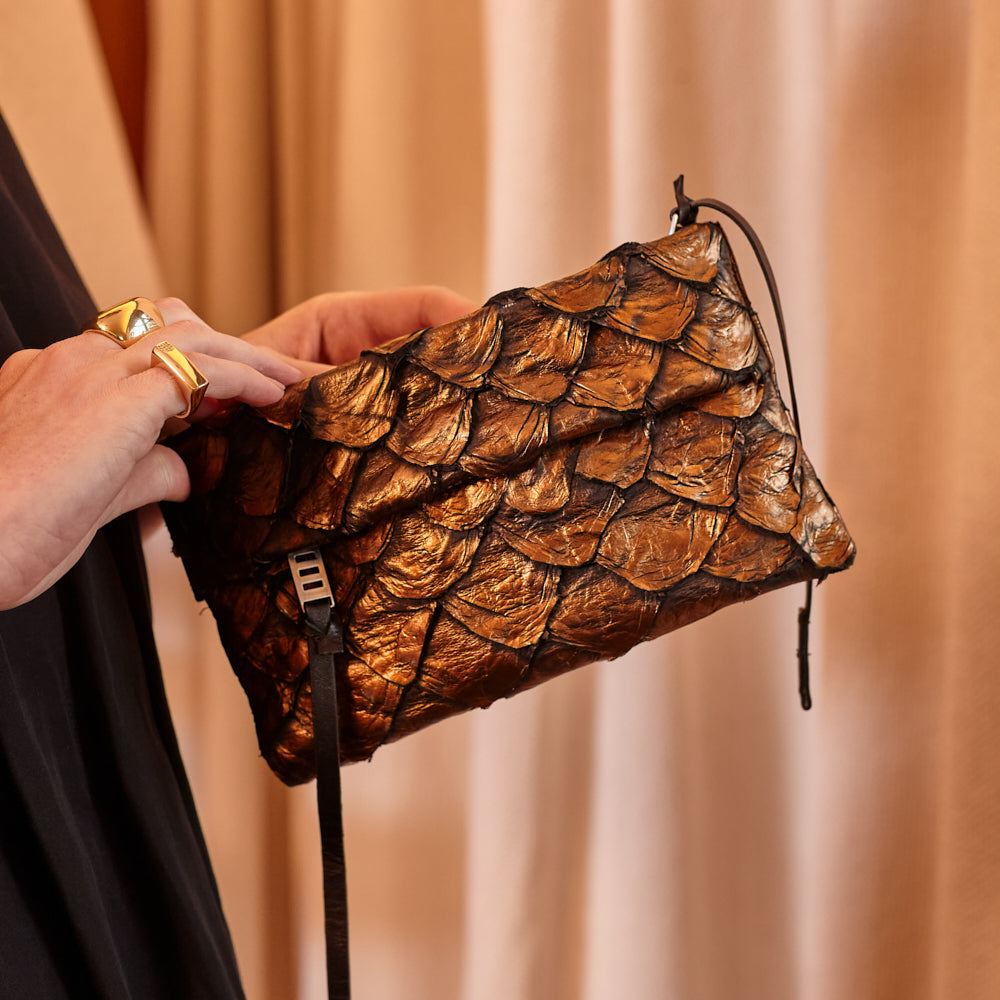 Aquira Mini - Mini Clutch em couro de pirarucu - Bronze