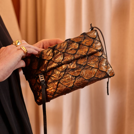 Aquira Mini - Mini Clutch em couro de pirarucu - Bronze