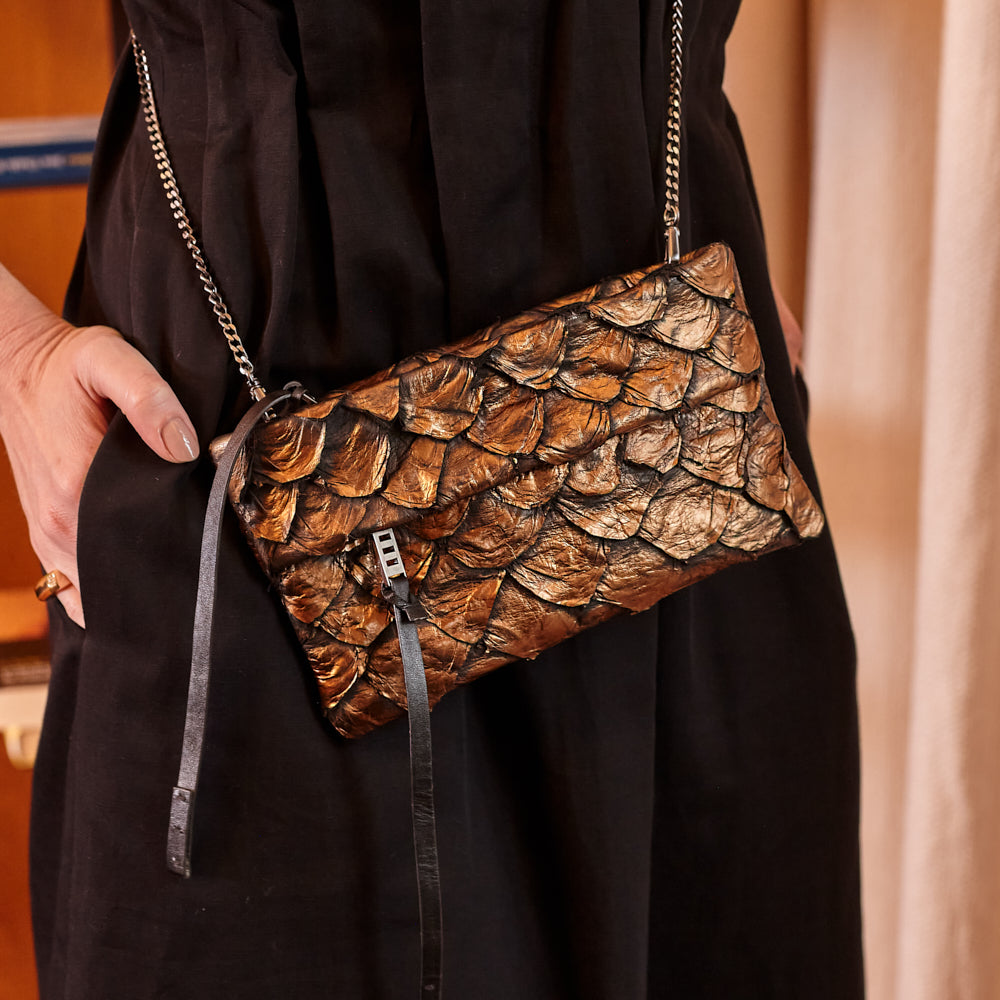 Aquira Mini - Mini Clutch em couro de pirarucu - Bronze