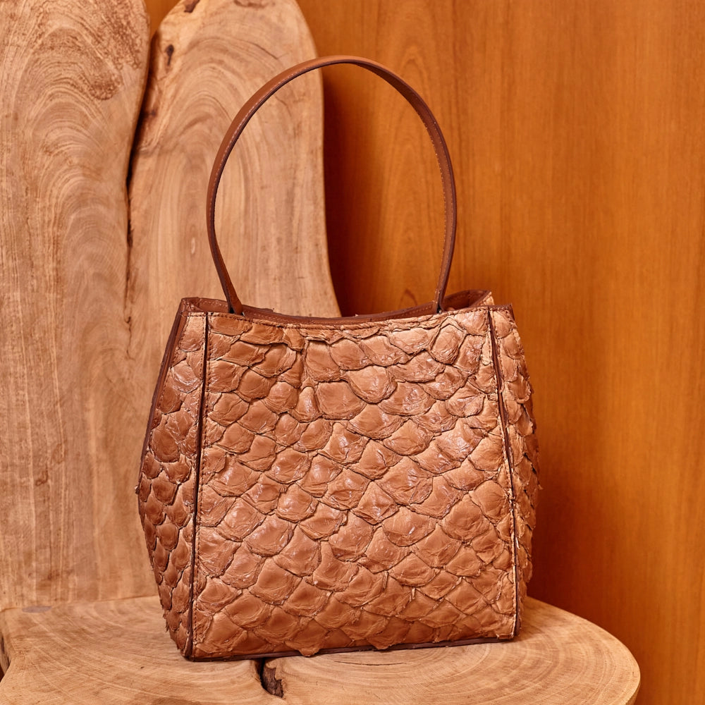 Suyane - Bolsa Tiracolo Transversal em Couro de Pirarucu Tobacco