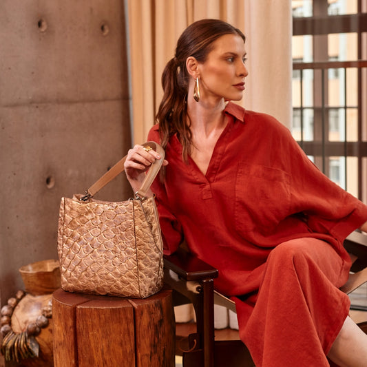 Suyane - Bolsa Tiracolo Transversal em Couro de Pirarucu Cappuccino