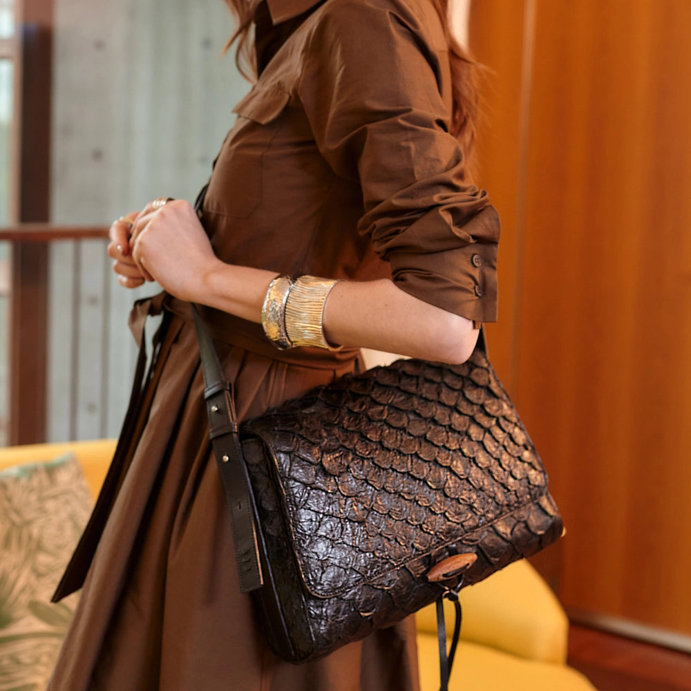 Guaíra - Bolsa Tiracolo Transversal em Couro de Pirarucu Preto