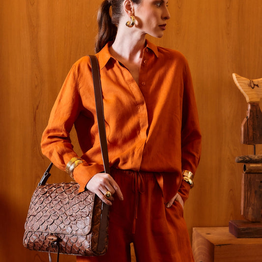 Guaíra - Bolsa Tiracolo Transversal em Couro de Pirarucu Café