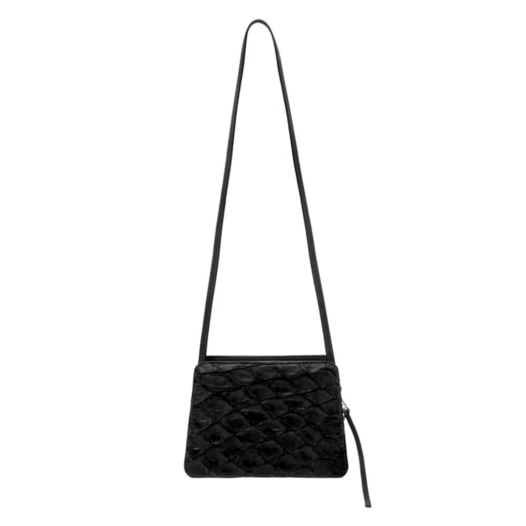 IBERÊ - Handbag em couro de pirarucu com alça de corrente formada com elos em madeira e metal - Cor Preta