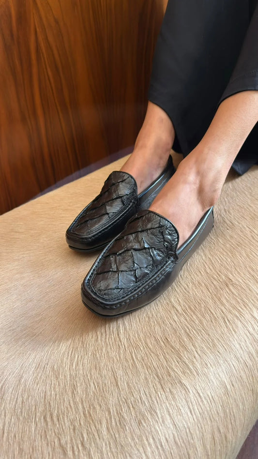 Mocassim Arumã feminino Preto em couro e pirarucu no pé