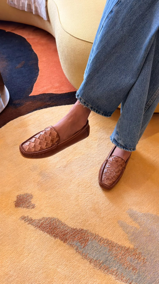 Mocassim Arumã feminino Tobacco em couro e pirarucu no pé