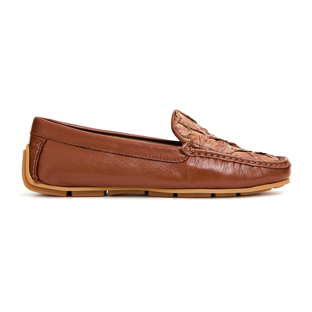 Mocassim Arumã feminino em couro com pala de pirarucu na cor Tobacco