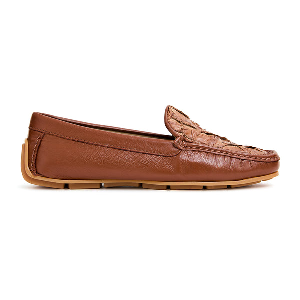 Mocassim Arumã feminino em couro com pala de pirarucu na cor Tobacco