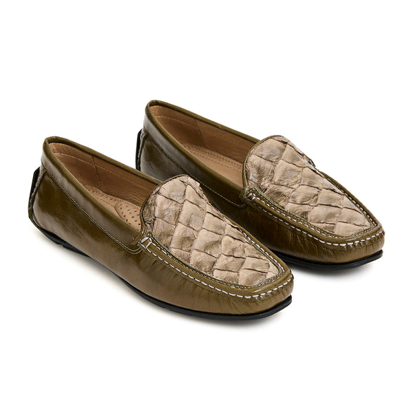 Mocassim Arumã feminino em couro com pala de pirarucu na cor Oliva