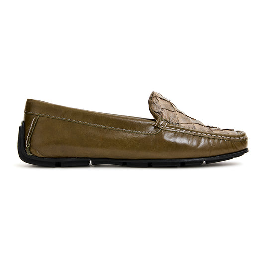 Mocassim Arumã feminino em couro com pala de pirarucu na cor Oliva