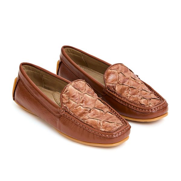 Mocassim Arumã feminino em couro com pala de pirarucu na cor Tobacco