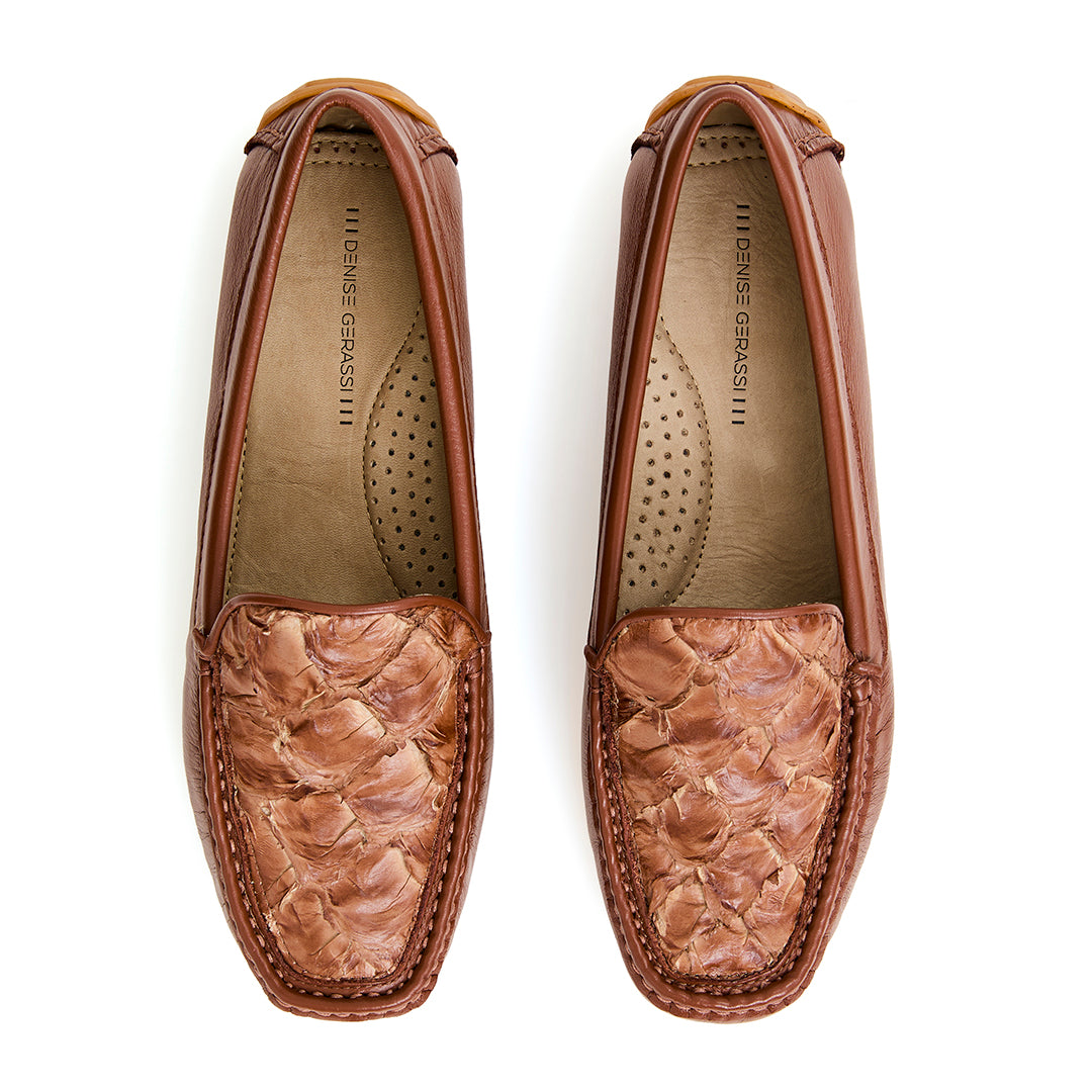 Mocassim Arumã feminino em couro com pala de pirarucu na cor Tobacco