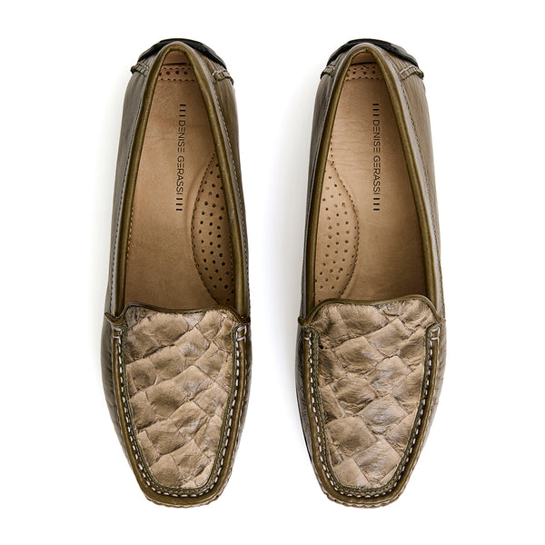 Mocassim Arumã feminino em couro com pala de pirarucu na cor Oliva