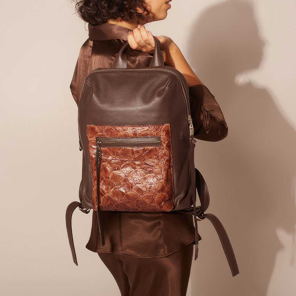 ARAÚNA - Backpack with detail in Pirarucu Leather
