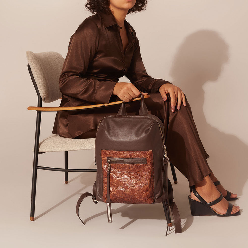 ARAÚNA - Backpack with detail in Pirarucu Leather
