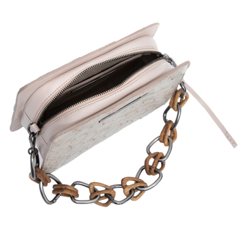 IBERÊ - Handbag em couro de pirarucu com alça de corrente formada com elos em madeira e metal - Cor Shitake