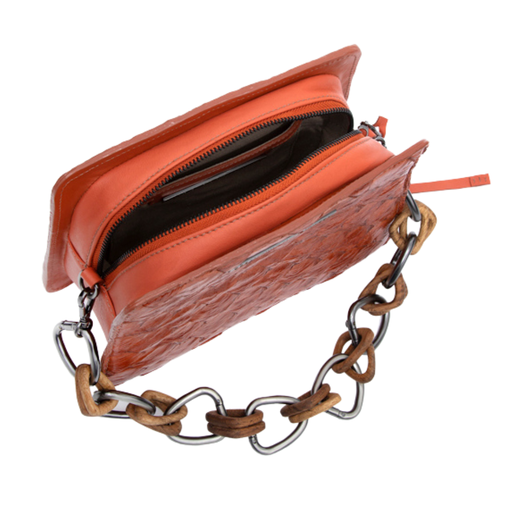 IBERÊ - Handbag em couro de pirarucu com alça de corrente formada com elos em madeira e metal - Cor Telha