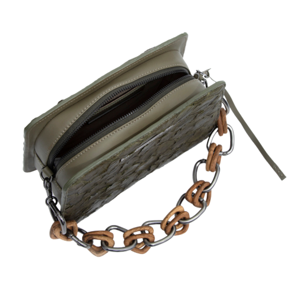 IBERÊ - Handbag em couro de pirarucu com alça de corrente formada com elos em madeira e metal - Cor Verde Militar