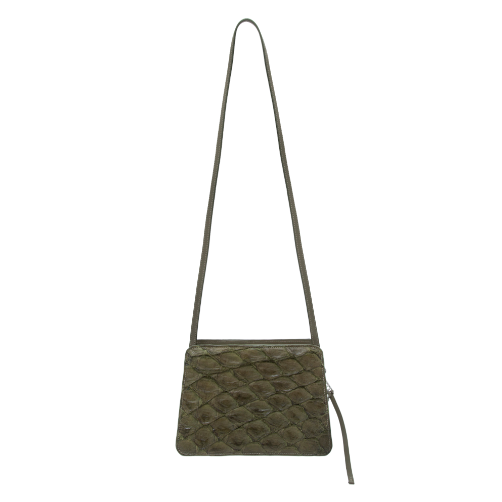 IBERÊ - Handbag em couro de pirarucu com alça de corrente formada com elos em madeira e metal - Cor Verde Militar