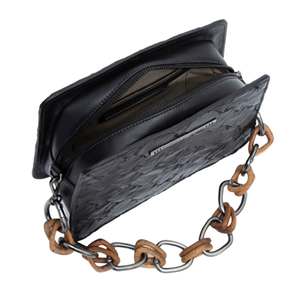 IBERÊ - Handbag em couro de pirarucu com alça de corrente formada com elos em madeira e metal - Cor Preta