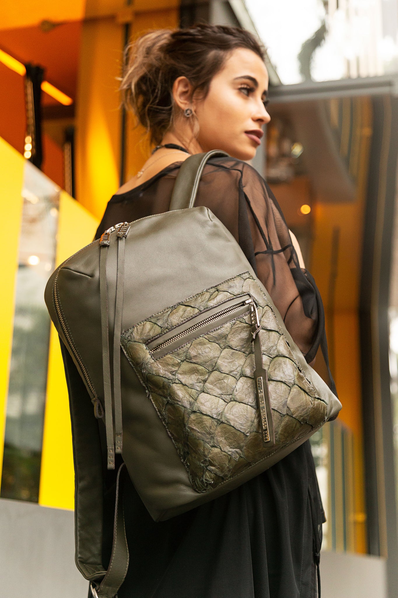 ARAÚNA - Backpack with detail in Pirarucu Leather 